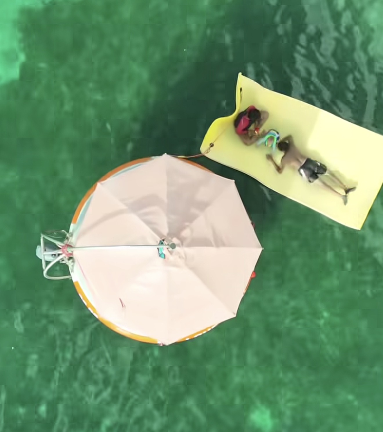 Vue drone du parasol du bateau donut et d'un matelas flottant