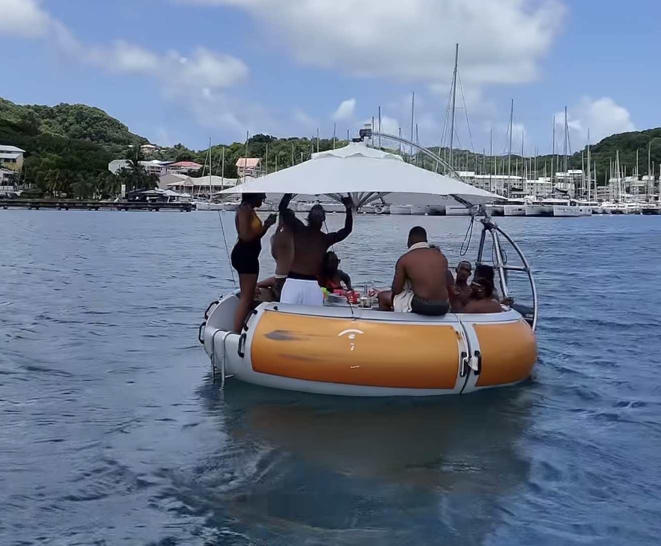 Bateau donut orange devant la marina en Martinique