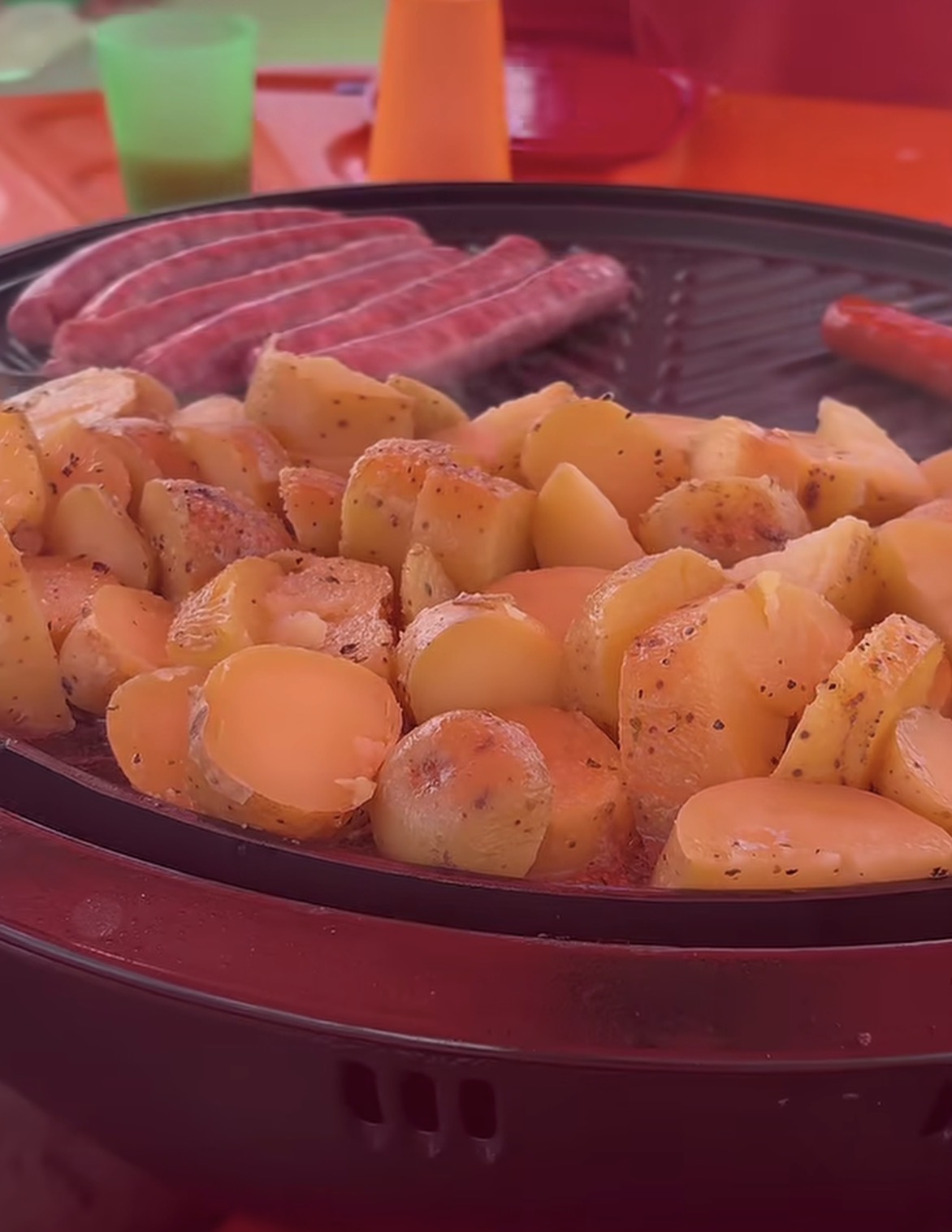 Grillades et pommes de terre sur le barbecue central du bateau
