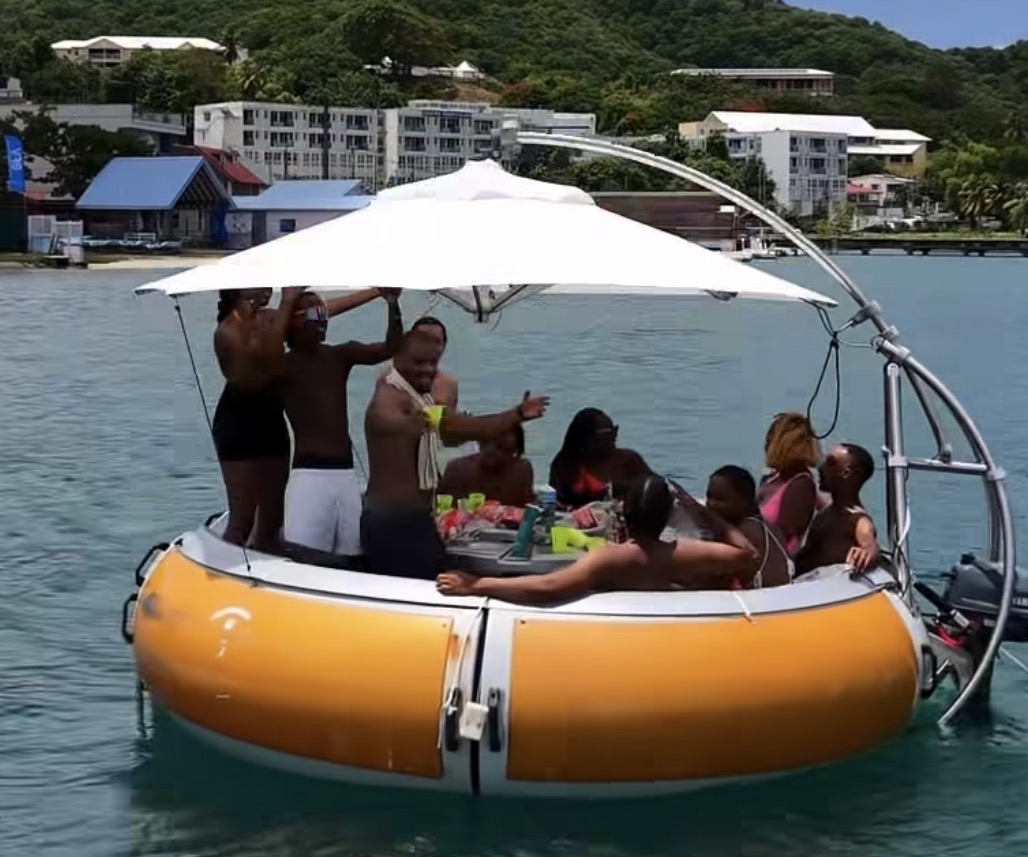 Groupe d'amis à bord du bateau donut BBQ en Martinique